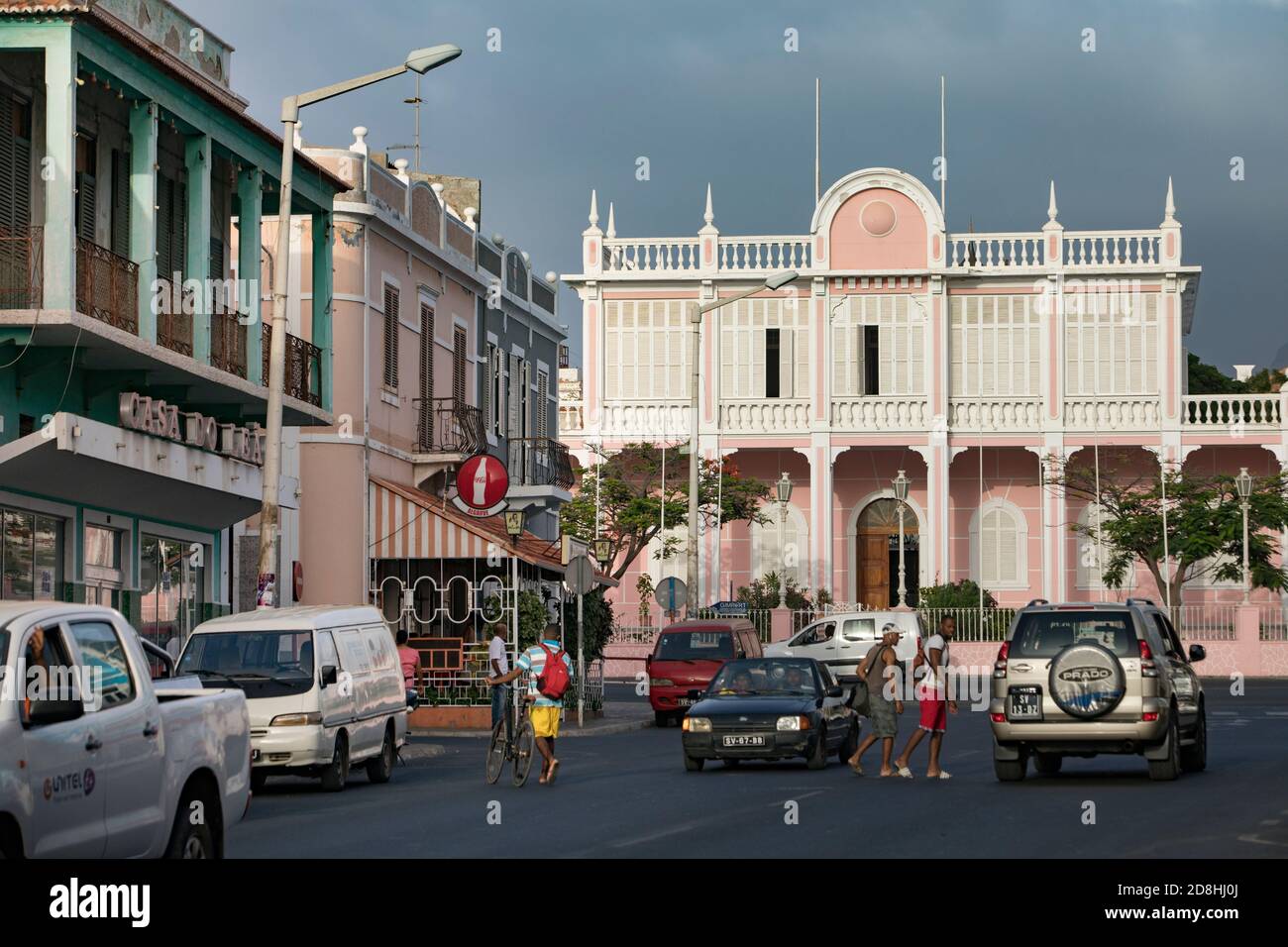 Scena di strada trafficata nella città di Mindelo che mostra il Palazzo della gente sull'isola di Sao Vicente, Capo Verde, Africa. Foto Stock