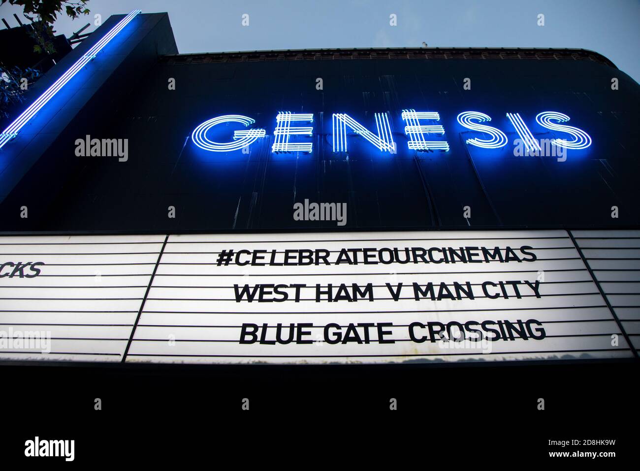 Esterno del Genesis Cinema nel Bethnal Green di Londra Est. E 'un cinema Art House che sta pubblicizzando una proiezione di una partita di calcio West Ham Foto Stock