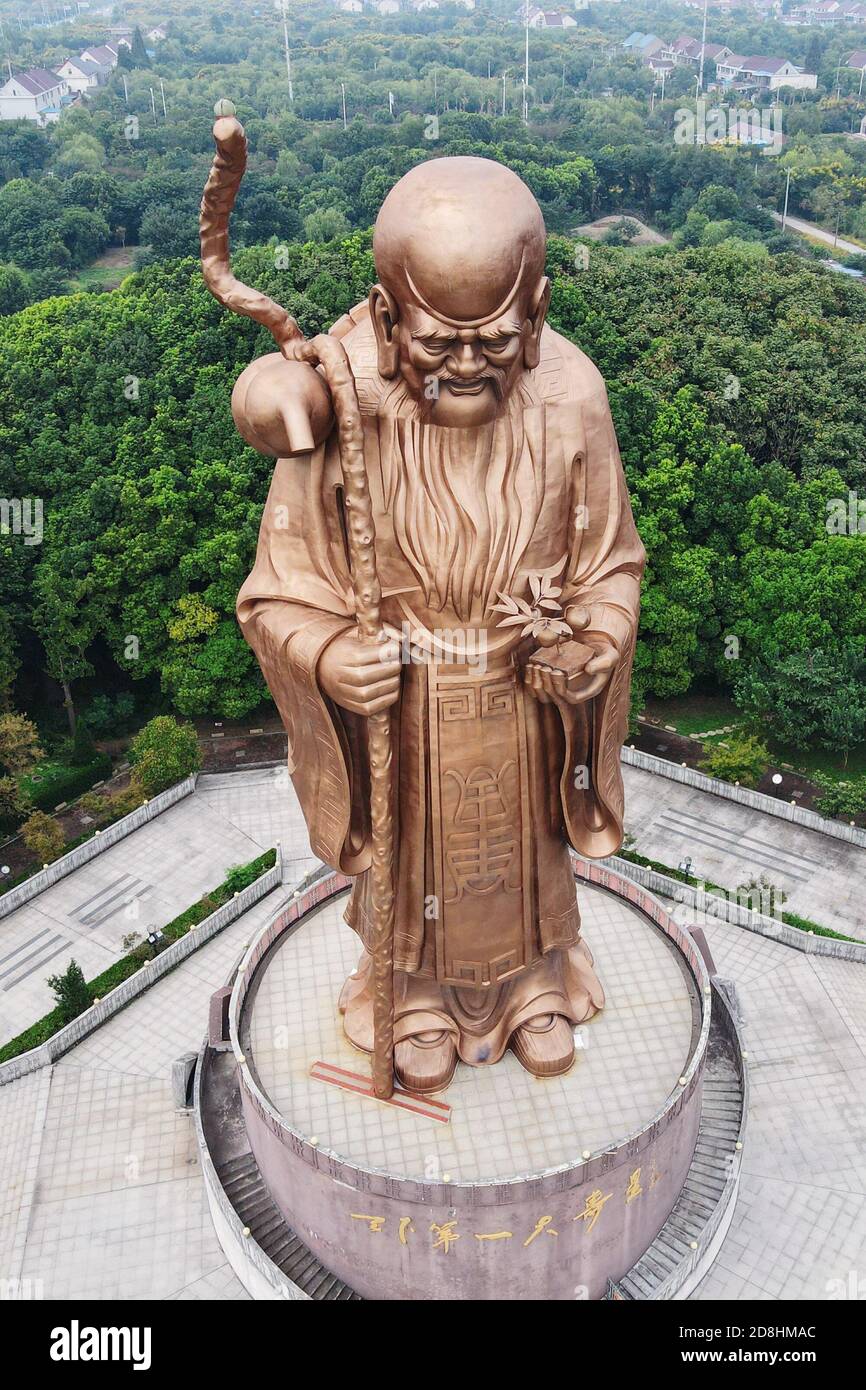 Una veduta aerea dell'enorme scultura in rame del Vecchio Polo Sud, il dio Taoista in piedi per felicità e longevità, nella contea di Rugao Foto Stock