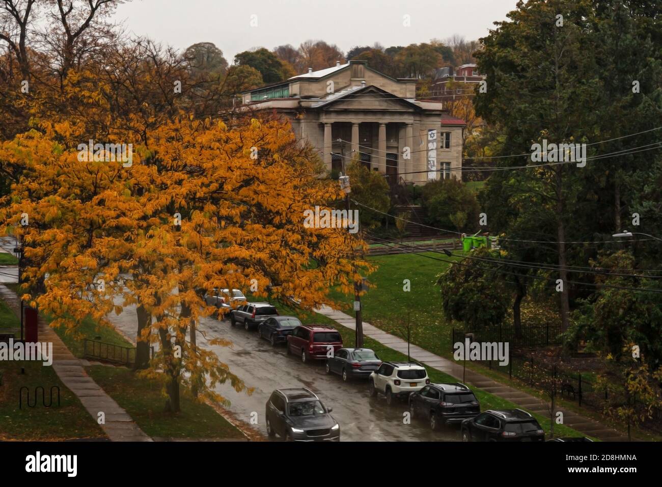 Syracuse, New York, Stati Uniti. 29 ottobre 2020. Vista della collina dell'Università di Siracusa e del Tempio di Concord in un freddo e piovente pomeriggio di ottobre Foto Stock
