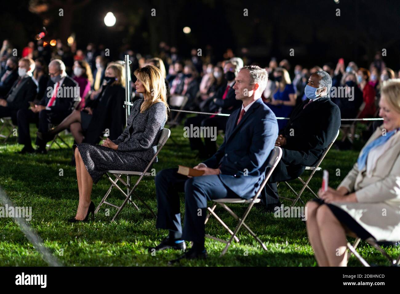 La First Lady Melania Trump degli Stati Uniti e Jesse Barrett prima del giuramento in cerimonia per la Corte Suprema associate Justice Amy Coney Barrett sul prato del Sud della Casa Bianca 26 ottobre 2020 a Washington, DC. Foto Stock