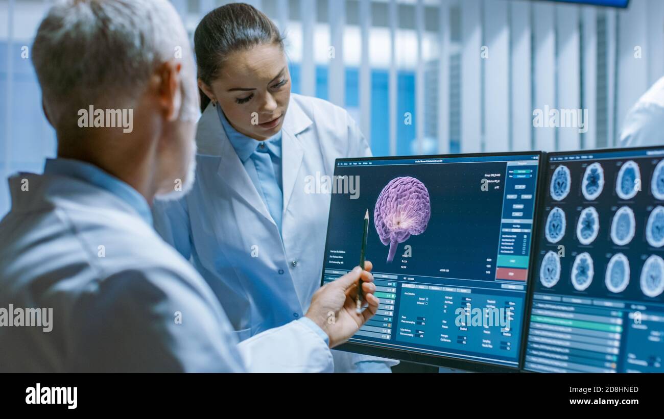 Due scienziati medici del Brain Research Laboratory discutono i progressi sul progetto di neurofisiologia combattere i tumori. Neuroscienziati uso Foto Stock