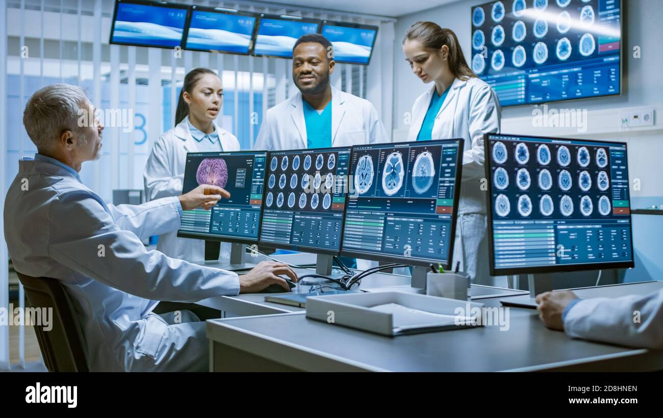 Team di scienziati medici professionali lavorano nel laboratorio di Ricerca del cervello. Neurologi neuroscienziati che hanno acceso discussione circondato da Foto Stock