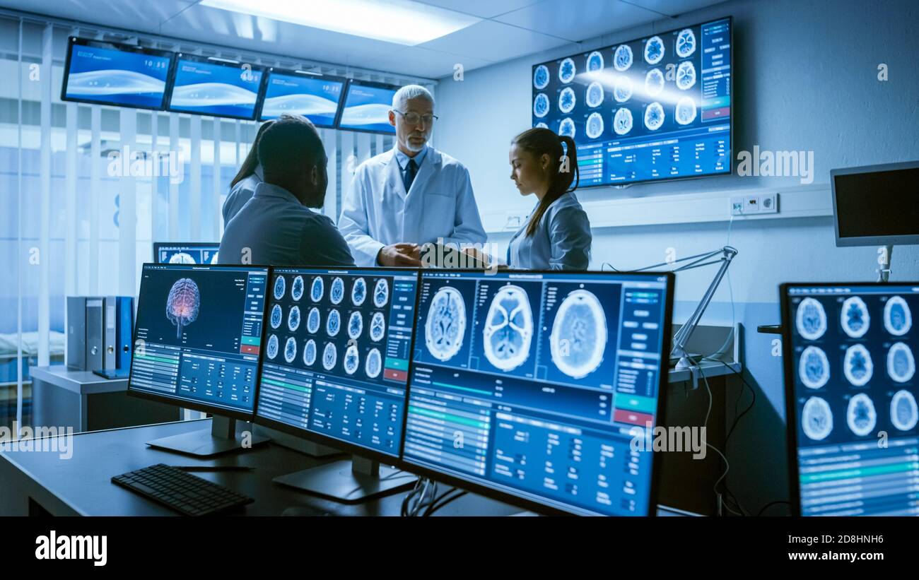 Incontro del team di scienziati medici nel laboratorio di Ricerca sul cervello. Neurologi neuroscienziati con discussione analitica circondato da Foto Stock