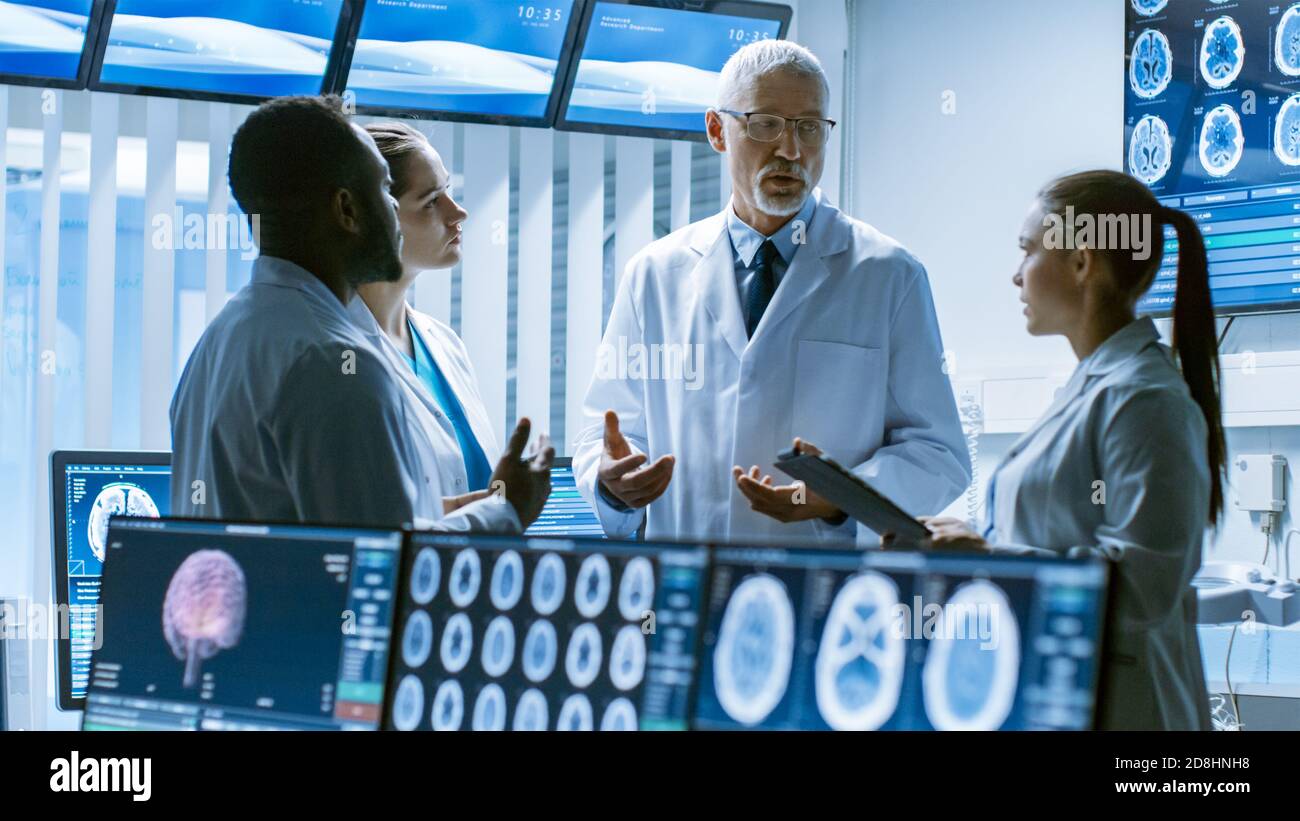 Incontro del team di scienziati medici nel laboratorio di Ricerca sul cervello. Neurologi neuroscienziati con discussione analitica circondato da Foto Stock