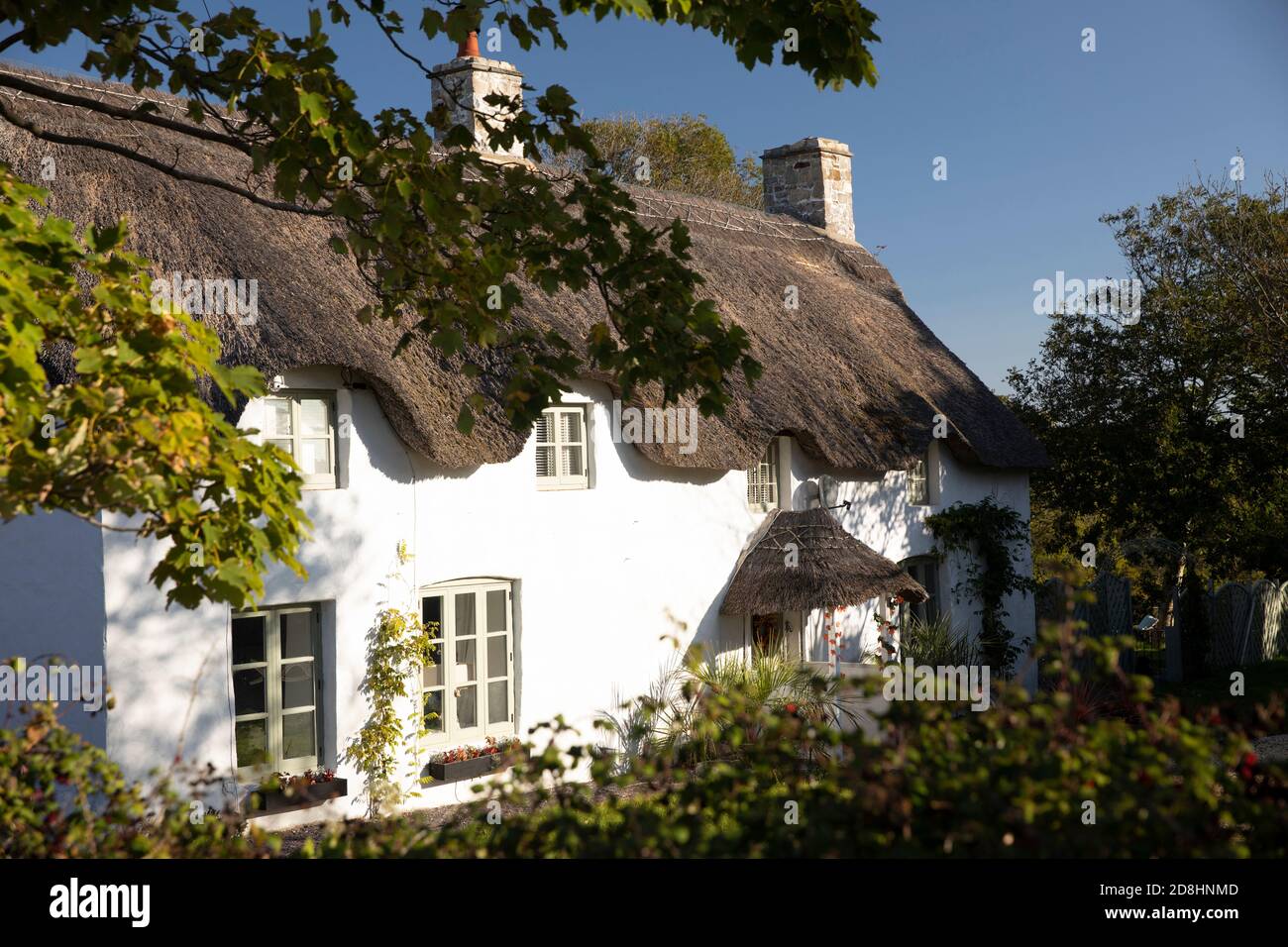 Regno Unito, Galles, Glamorgan, Barry, Porthkerry, grazioso vecchio cottage con tetto di paglia vicino alla fine della pista dell'aeroporto Foto Stock