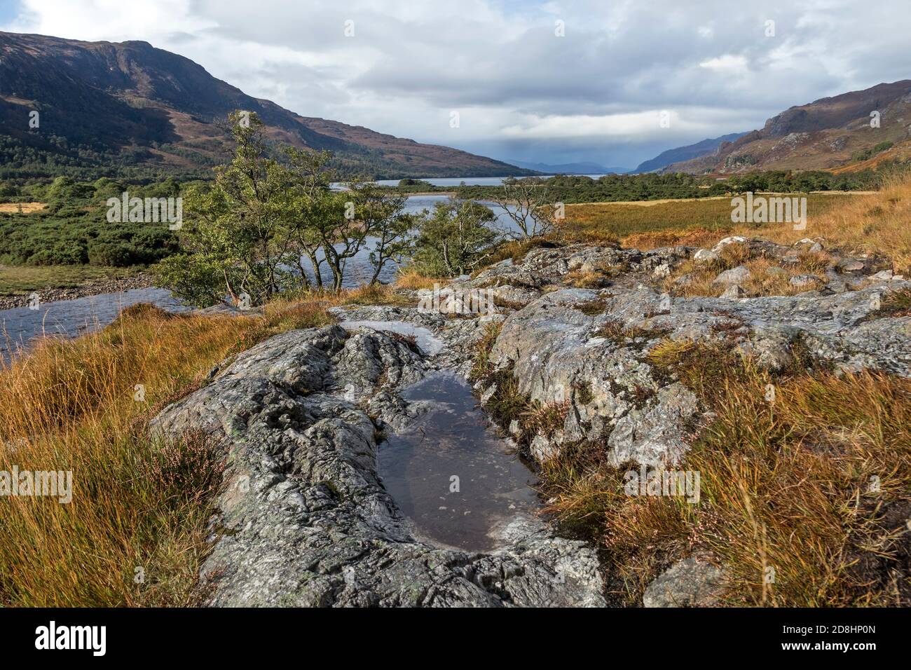 Il fiume Kinlochewe e Loch Maree in autunno, Kinlochewe NW Highlands, Scozia Regno Unito Foto Stock