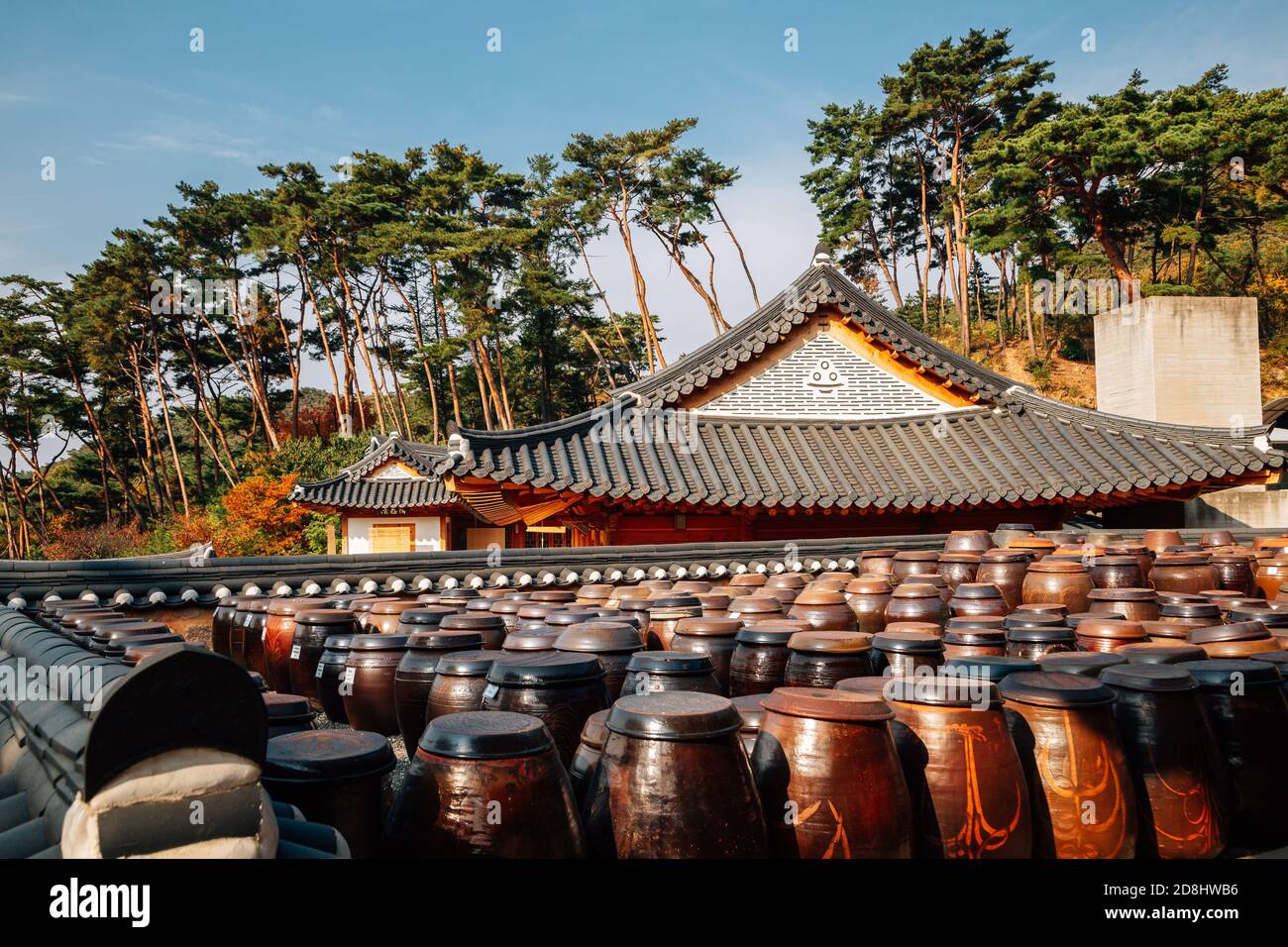 Jangdokdae, giare tradizionali coreani. Piattaforma per croccate di salse e condimenti Foto Stock
