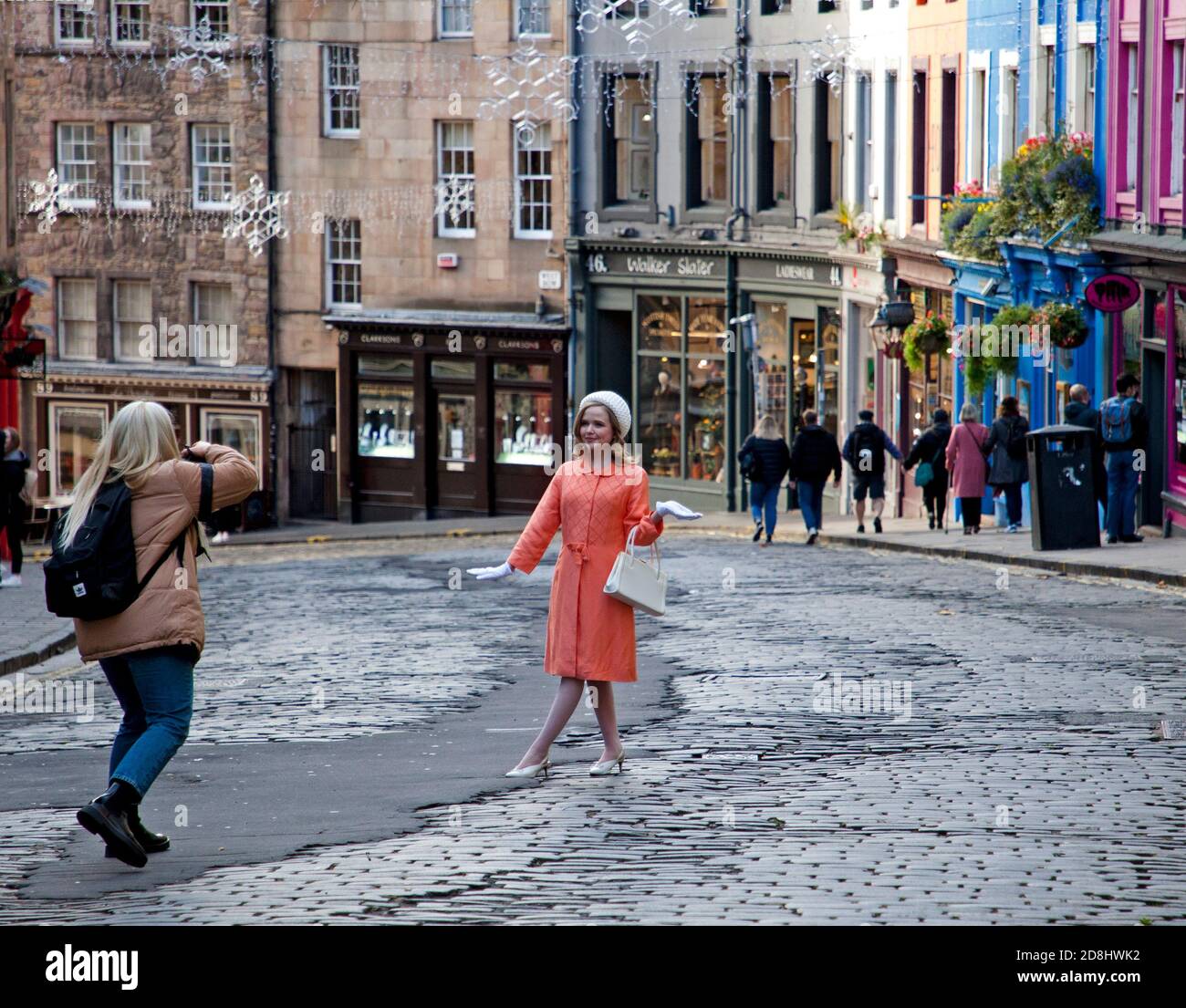 Victoria Street, Edimburgo, Scozia, Regno Unito. 30 ottobre 2020. Il pomeriggio opaco ha aiutato questo fotografo con la luce subdued per il suo scatto di moda in una via libera di traffico Victoria, dove la strada è stata chiusa al traffico motorizzato in connessione con l'iniziativa 'luoghi per la gente'. Foto Stock