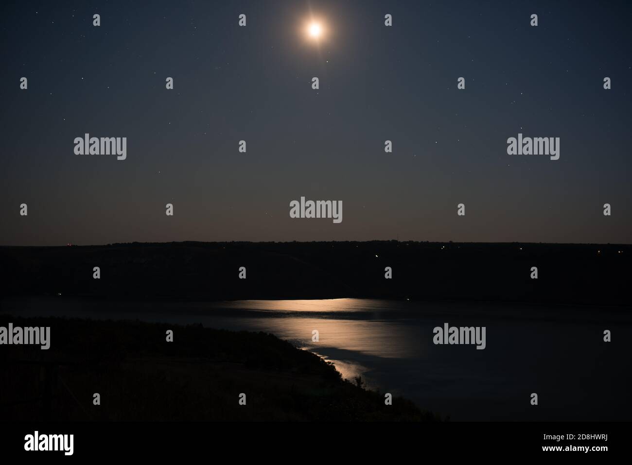 lunga esposizione notturna fotografia di cielo stellato, luna e fiume Foto Stock