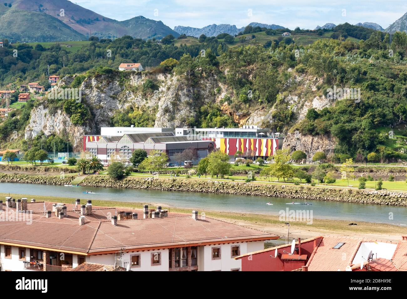 Centro d'interpretazione delle Cave Art, Centro d'Arte rupestre e complesso sportivo sul fiume Sella, Ribadesella, Asturie, Spagna Foto Stock