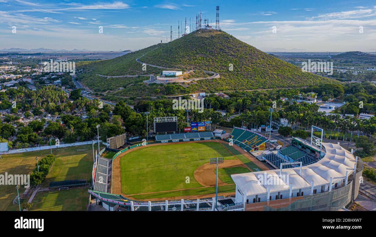 Vista aerea del punto di vista sulla collina e Emilio Ibarra Almada stadio, sede della squadra di baseball professionale Los Cañeros de los Mochis della Mexican Pacific League il 30 ottobre 2020 a Los Mochis, Sinaloa Messico .. © .. (Foto di Luis Gutierrez ). PAROLE CHIAVE: Complesso sportivo, sport, stadi, campo, campo, campo da gioco, campo da gioco, colosseo, bleachers, recinzione, impianto sportivo, Vista aerea de mirador en el cerro y estadio Emilio Ibarra Almada casa del equipo profecional de beisbol los Cañeros de los Mochis de la Liga Mexicana del Pacifico el 30 de Octubre 2020 en los Mochis, Sinaloa Mexico..©.( pH Foto Stock