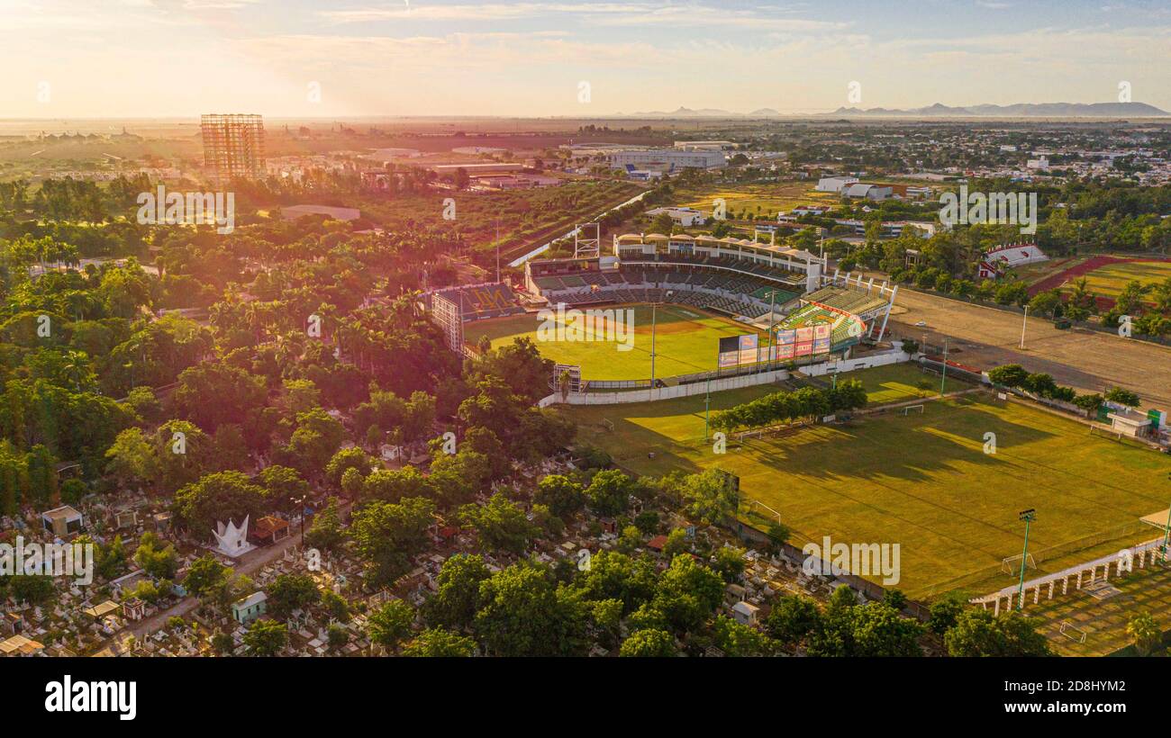 Veduta aerea del cimitero e dello stadio Emilio Ibarra Almada casa della squadra di baseball professionista Los Cañeros de los Mochis della Mexican Pacific League il 30 ottobre 2020 a Los Mochis, Sinaloa Messico .. © .. (Foto di Luis Gutierrez). KEYWORDS: Complesso sportivo, sport, stadi, campo, campo, campo, campo da gioco, colosseo, bleachers, recinzione, impianto sportivo, vista aerea del cimitero y estadio Emilio Ibarra Almada casa del equipo profecional de beisbol los Cañeros de los Mochis de la Liga Mexicana del Pacifico el 30 de Octubre 2020 en los Mochis, Sinaloa Messico..©..( Foto di Luis Gutier Foto Stock