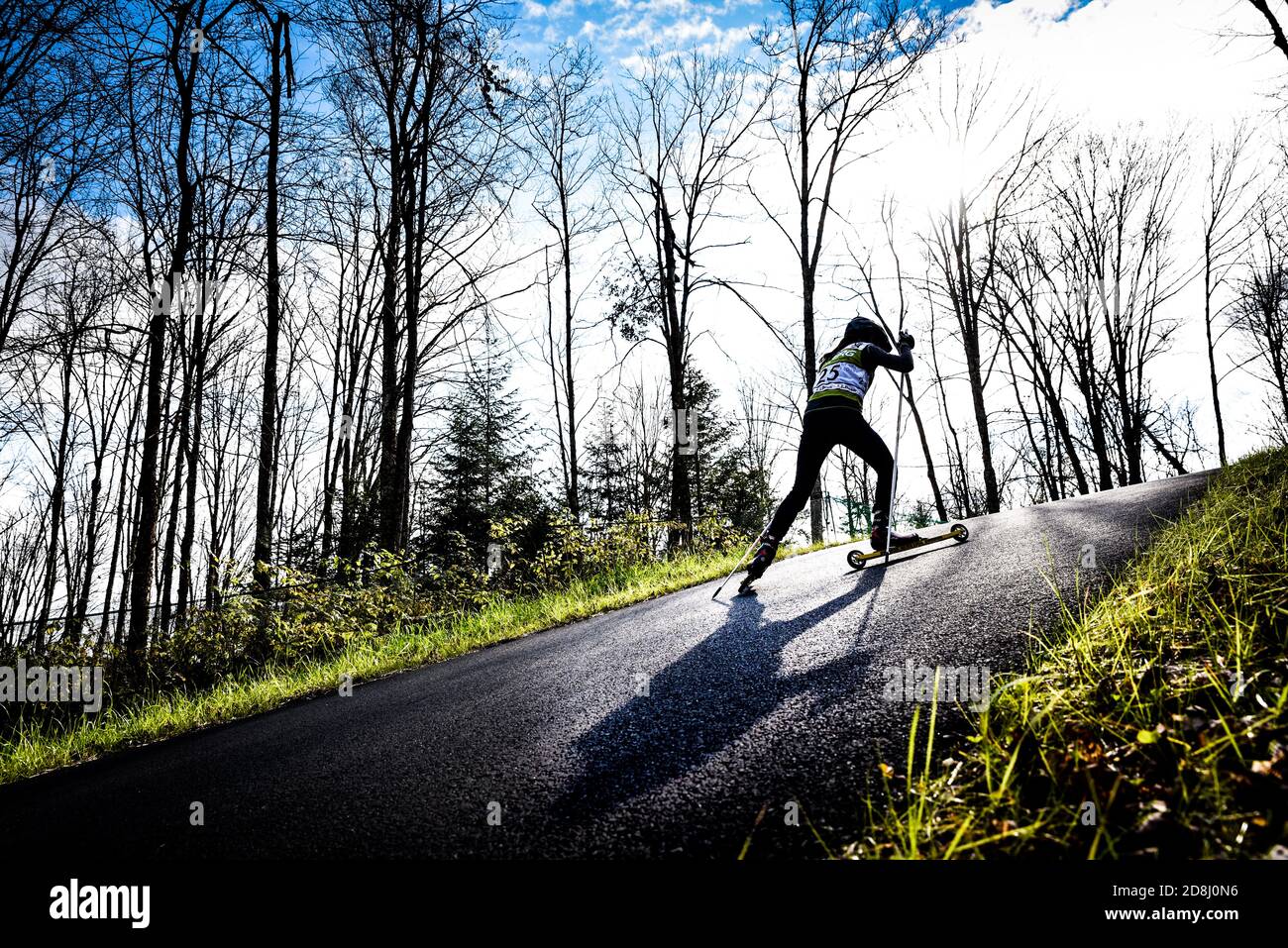 Il giovane roller skier è scolpito mentre si skina su una collina al Craftsbury Outdoor Center, Vermont, USA, durante una corsa di sci a rulli. Foto Stock