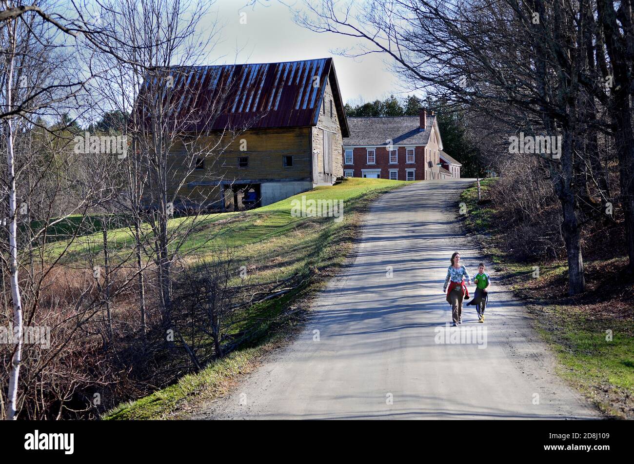 Una passeggiata di primavera su una strada di campagna in Kent's Corner, Calais, Vermont, Stati Uniti. Foto Stock