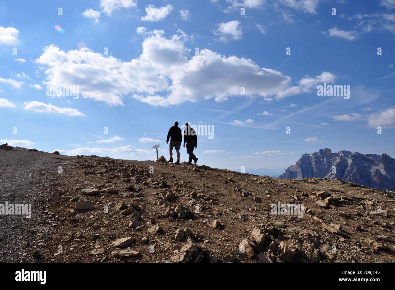 Gli escursionisti si arrampicano sui monti dolomitici del Tirolo Sud, nel nord Italia. Foto Stock