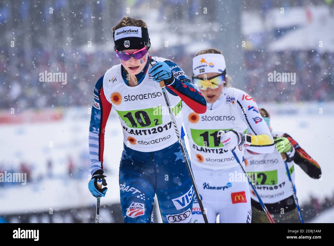 Jessie Diggins (USA), team sprint, Lahti 2017, seguito da Stina Nilsson (SWE); Diggins batte Nilsson al traguardo per prendere il terzo. Foto Stock