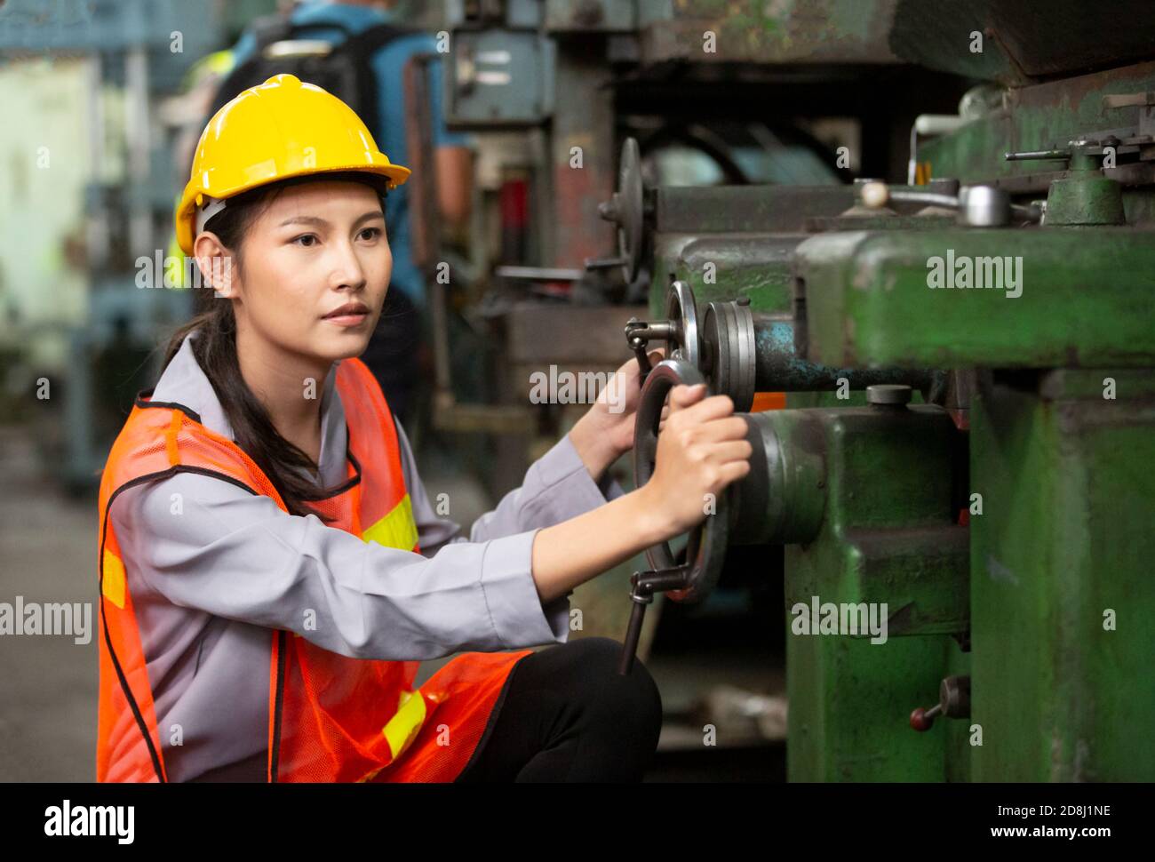 Ingegneri femminili che utilizzano una macchina cnc in fabbrica Foto Stock