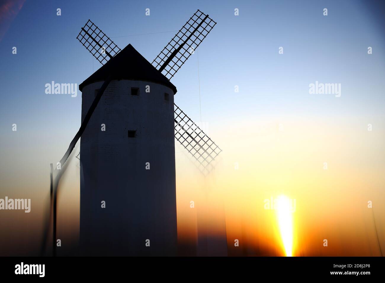mulini a vento. Consuegra. Spagna un'importante città della provincia di Toledo, nella zona di la Mancha, di origine romana. Situato ai piedi del Cerro Calderi Foto Stock