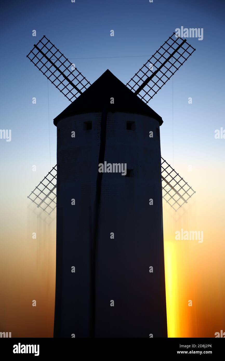 mulini a vento. Consuegra. Spagna un'importante città della provincia di Toledo, nella zona di la Mancha, di origine romana. Situato ai piedi del Cerro Calderi Foto Stock