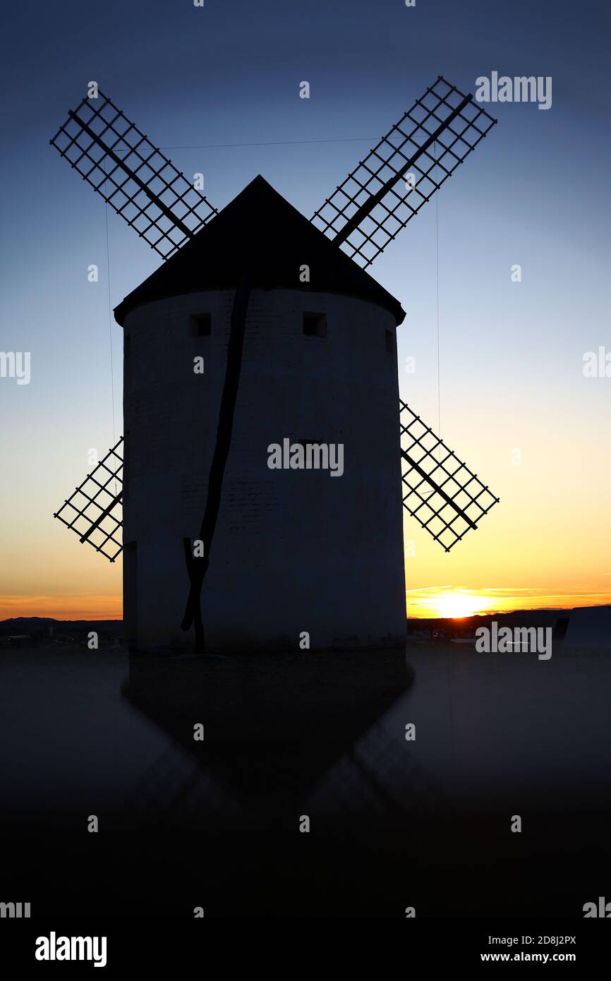 mulini a vento. Consuegra. Spagna un'importante città della provincia di Toledo, nella zona di la Mancha, di origine romana. Situato ai piedi del Cerro Calderi Foto Stock