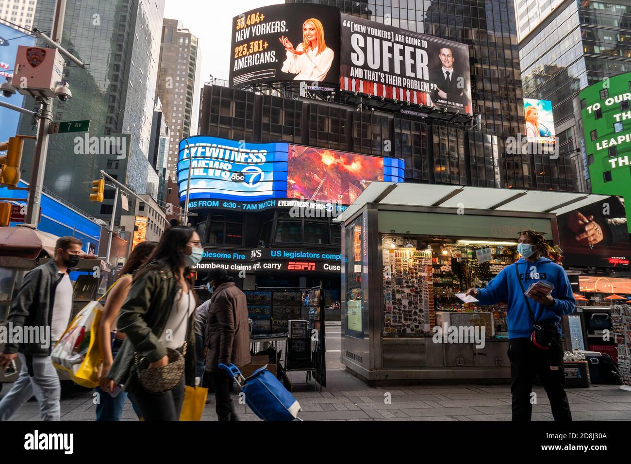 I tabelloni a Times Square a New York sabato 24 ottobre 2020 hanno escoriato la figlia del presidente Donald Trump, Ivanka Trump e il suo genero Jared Kushner, dimostrando che sono indifferenti a come Covid-19 sta colpendo la popolazione. L’avvocato del Kushner ha minacciato di citare in giudizio il Lincoln Project. (© Richard B. Levine) Foto Stock