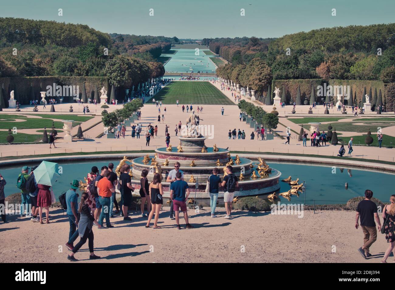 Folla di turisti che visitano i giardini della Reggia di Versailles. Foto Stock