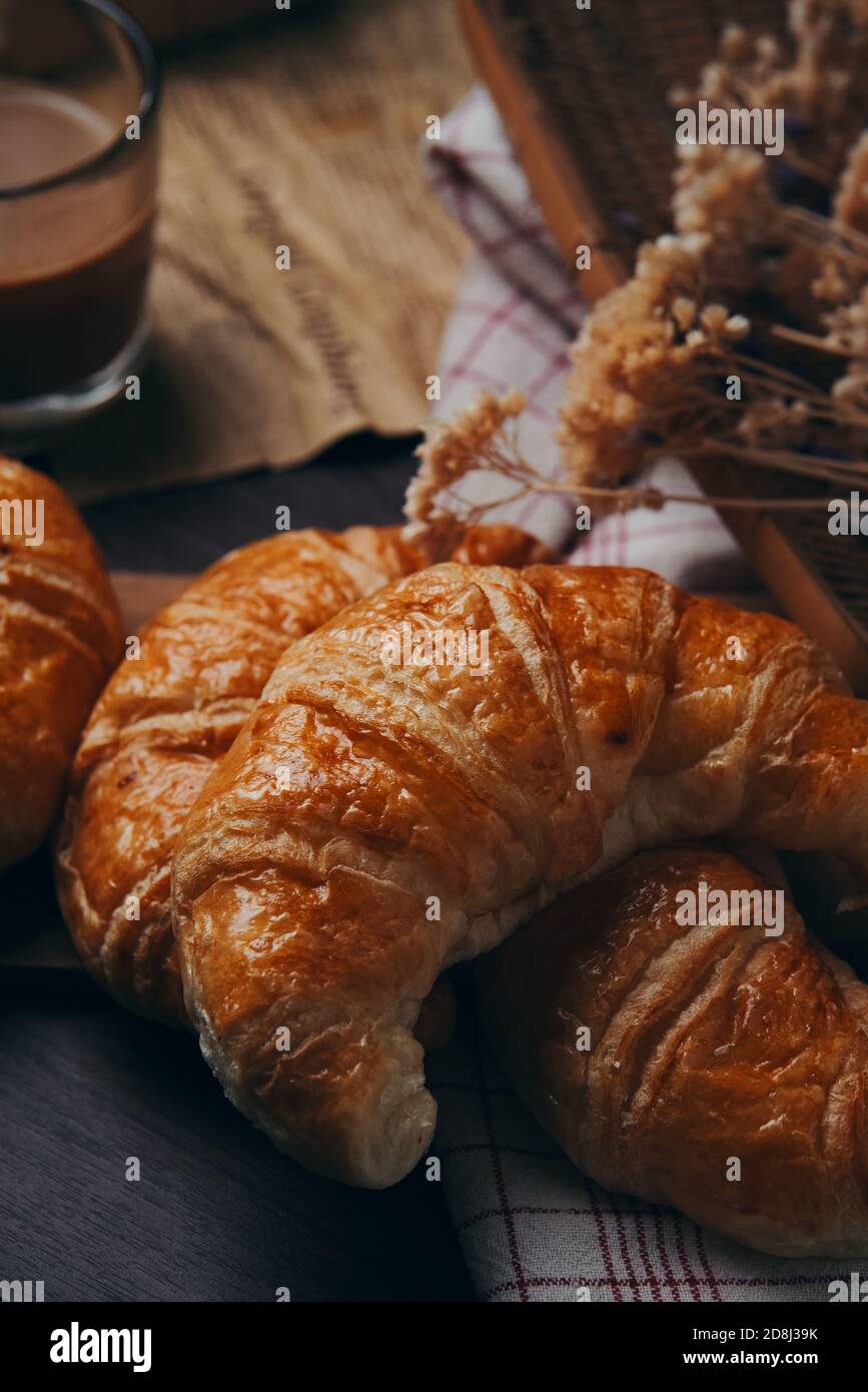 Vista ravvicinata dei croissant e una tazza di caffè il tavolo Foto Stock