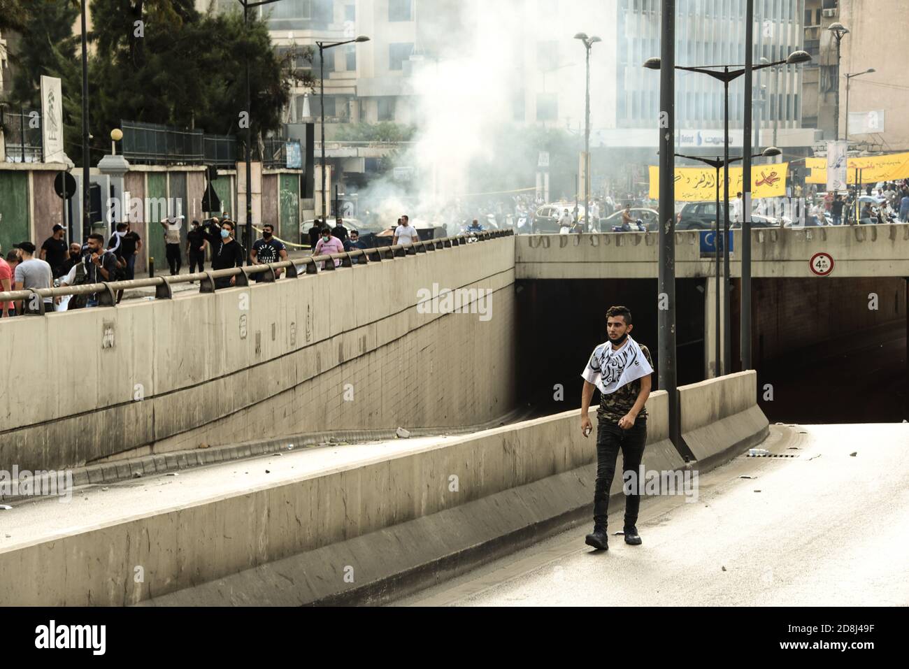 Beirut, Libano, 30 ottobre 2020. Un piccolo gruppo di uomini di Tripoli e Beirut si è scontrato con le forze libanesi per la sicurezza interna durante un tentativo del gruppo pan-islamico Hizb Ut Tahrir di marciare all'ambasciata francese per protestare contro ciò che essi hanno visto come la posizione anti-islamica del presidente Emmanuel Macron. Le emozioni hanno corso alto come è stato sentito il profeta Maometto è stato disrispettato durante il suo mese di compleanno. Credit: Elizabeth Fitt/Alamy Live News Foto Stock