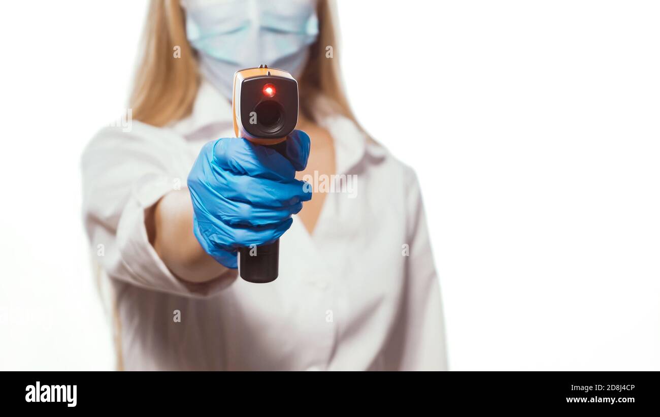 La lavoratrice medica femminile misura la temperatura con un termometro. Primo piano. Foto Stock