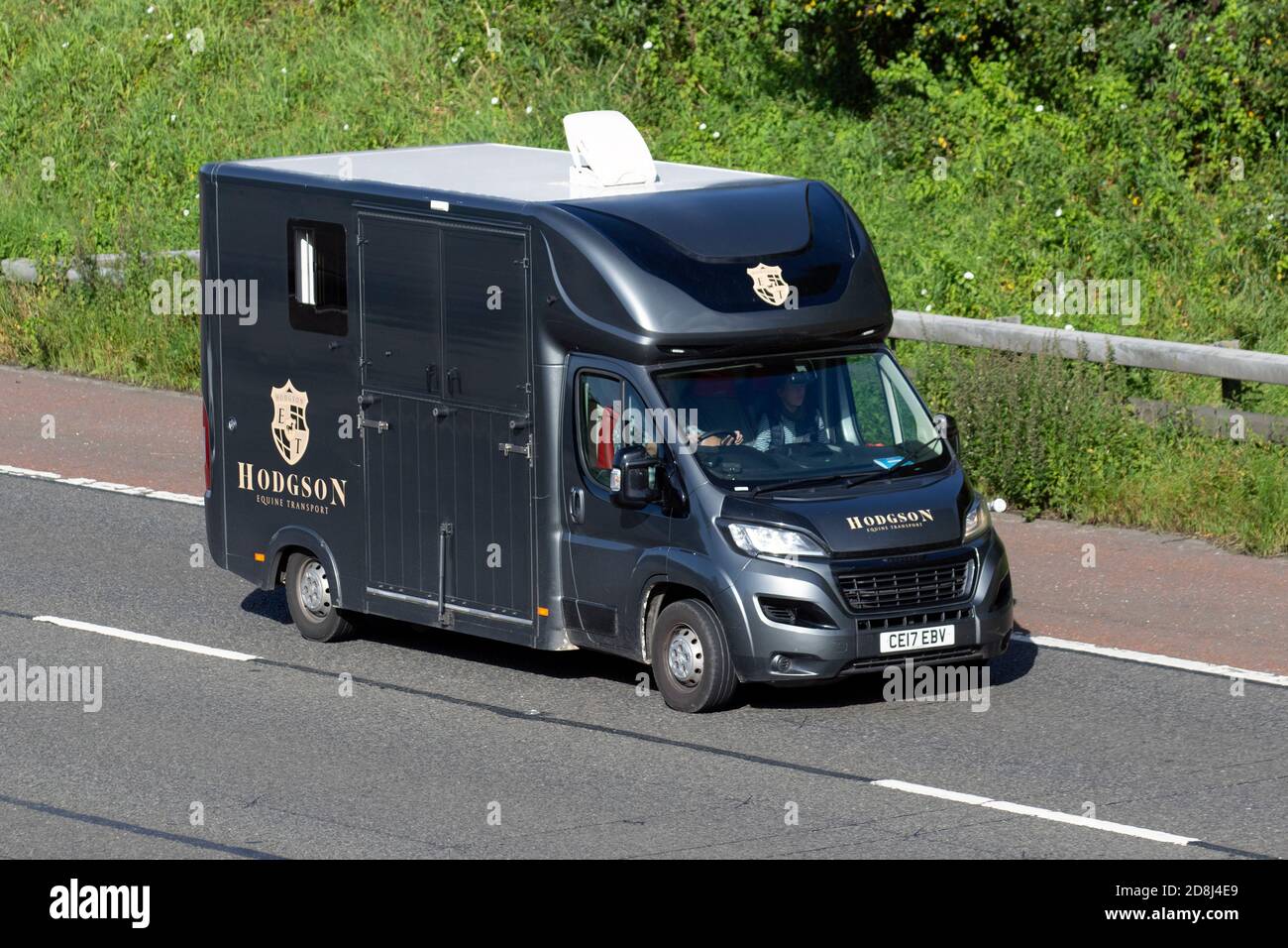 Hodgson Equine Transport. Peugeot Boxer 335 Pro L3h2 Blue HDI black horsebox van; Coach ha costruito 2017 Peugeot HDI van medium roof panel; viaggia sull'autostrada M6, Lancashire, Regno Unito Foto Stock