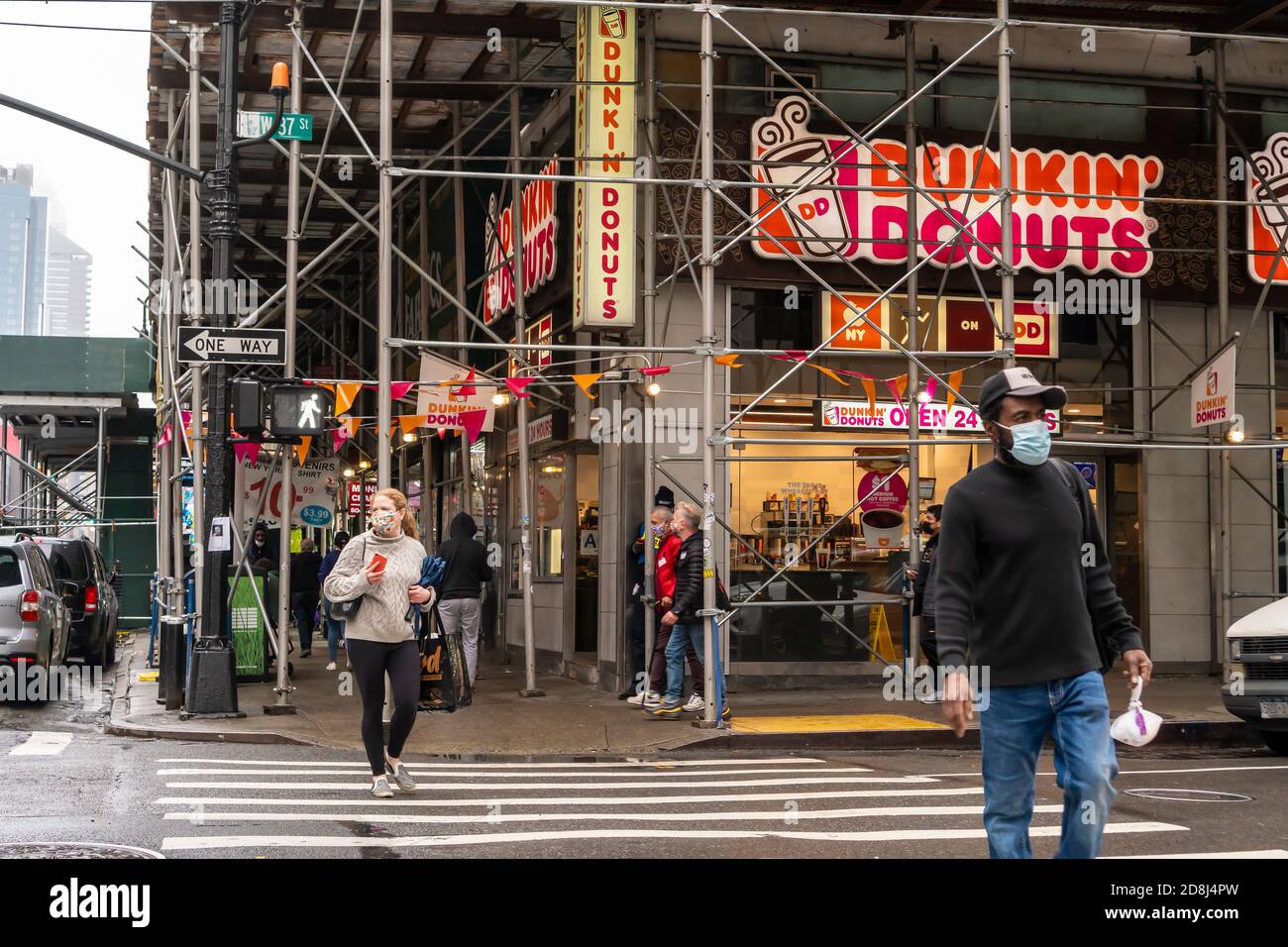 Un franchising Dunkin' Donuts a Midtown a New York il lunedì 26 ottobre 2020. I marchi di Dunkin sono in discussione con Inspire Brands da acquisire. Inspire Brands possiede una serie di catene, tra cui Arby's e Buffalo Wild Wings. (© Richard B. Levine) Foto Stock