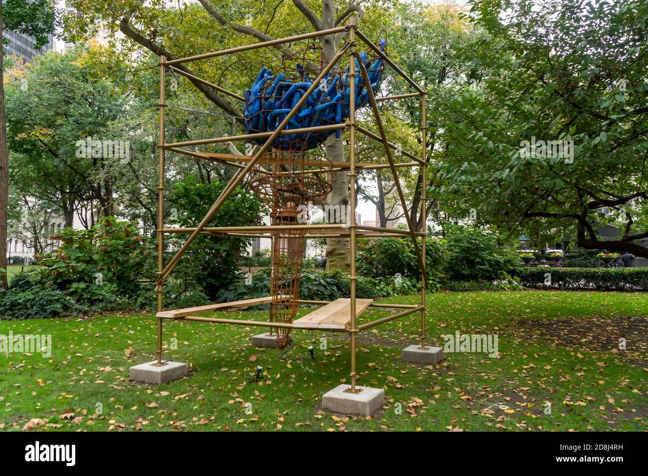 La "luce della libertà" dell'artista Abigail Deville debutta a Madison Square Park a New York martedì 27 ottobre 2020. La scultura esterna commissionata contiene vari simboli, come la torcia della Statua della libertà e le braccia manichine rivolte verso l'alto. La scultura sarà in vista fino al 31 gennaio 2021. (© Richard B. Levine) Foto Stock