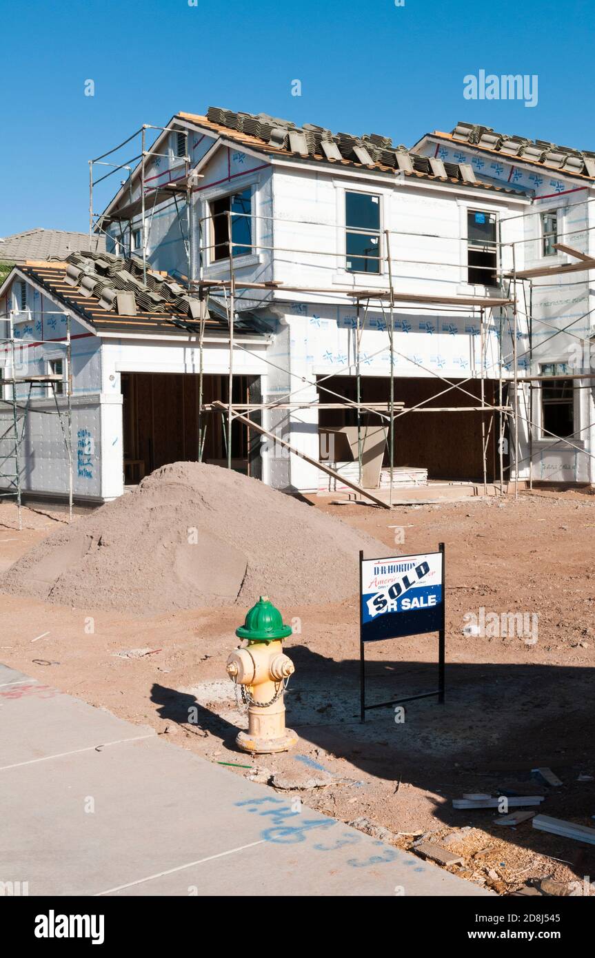 Una nuova casa è in fase di costruzione in una zona suburbana in Arizona, Stati Uniti. Foto Stock