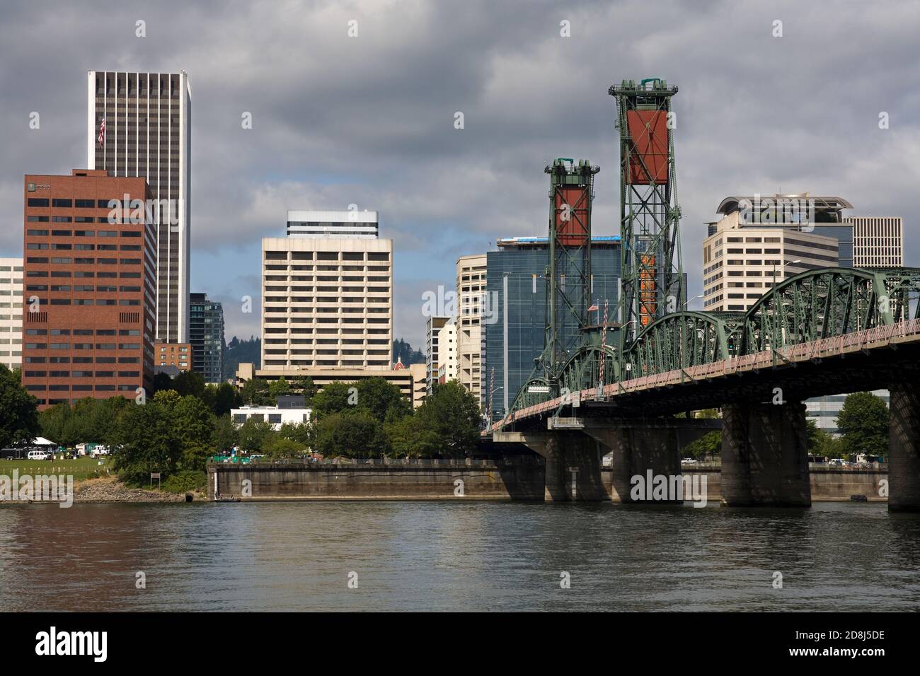 Hawthorne ponte sopra il fiume Willamette a Portland, Oregon, Stati Uniti d'America Foto Stock