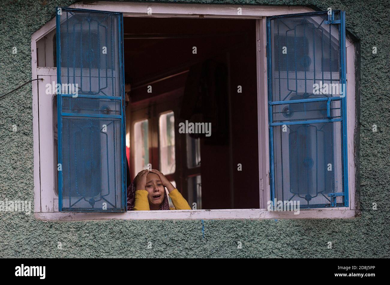 (201030) -- SRINAGAR, 30 ottobre 2020 (Xinhua) -- UN parente si accanisce sull'uccisione di un leader giovanile appartenente al Bharatiya Janata Party (BJP) a Y.K. Area di Pora di Qazigund nel distretto di Kulgam, circa 74 km a sud della città di Srinagar, la capitale estiva del Kashmir controllato dagli Indiani, 30 ottobre 2020. Tre attivisti appartenenti al Bharatiya Janata Party (BJP), tra cui un leader locale della gioventù, sono stati uccisi da militanti nel rettivo Kashmir controllato dall'India, ha detto venerdì la polizia. (Xinhua/Javed Dar) Foto Stock