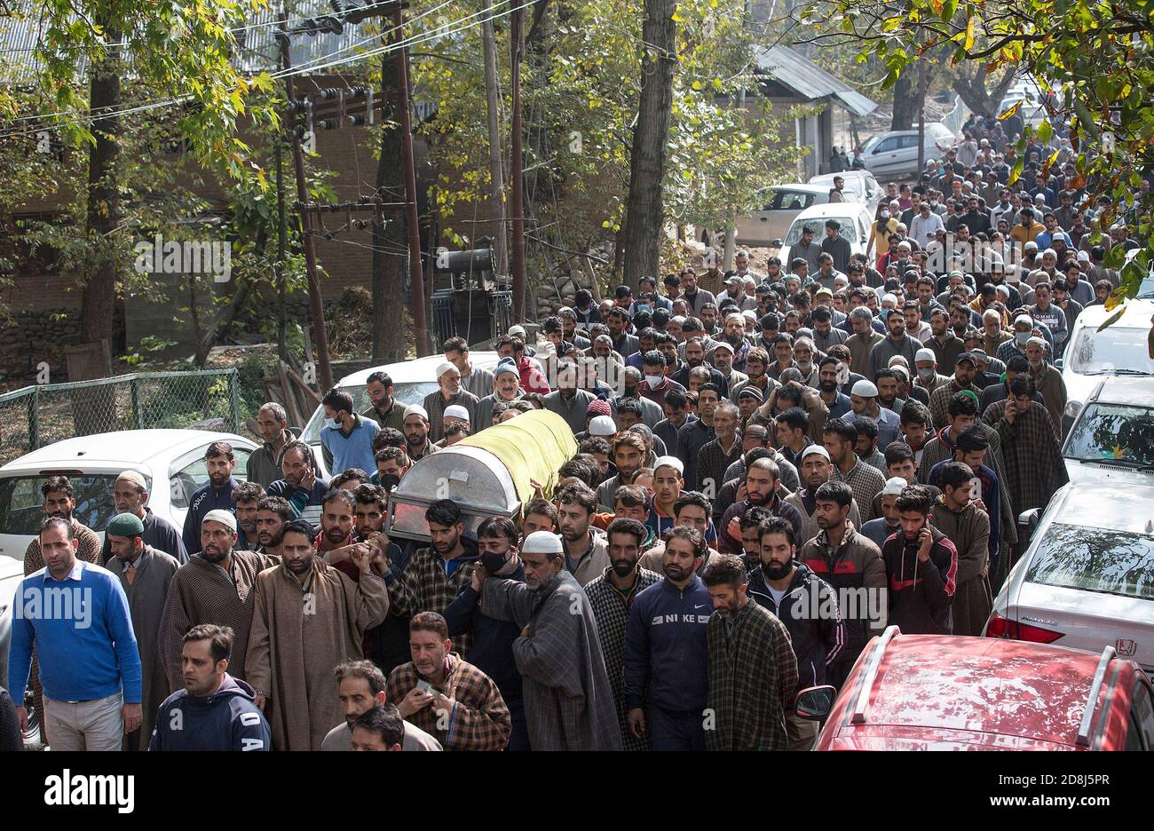 (201030) -- SRINAGAR, 30 ottobre 2020 (Xinhua) -- le persone portano il corpo di un leader giovanile appartenente al Bharatiya Janata Party (BJP) durante la sua processione funebre a Y.K. Area di Pora di Qazigund nel distretto di Kulgam, circa 74 km a sud della città di Srinagar, la capitale estiva del Kashmir controllato dagli Indiani, 30 ottobre 2020. Tre attivisti appartenenti al Bharatiya Janata Party (BJP), tra cui un leader locale della gioventù, sono stati uccisi da militanti nel rettivo Kashmir controllato dall'India, ha detto venerdì la polizia. (Xinhua/Javed Dar) Foto Stock