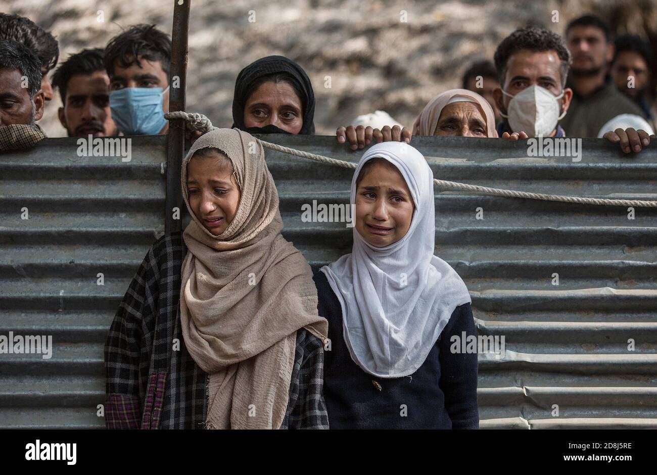 (201030) -- SRINAGAR, 30 ottobre 2020 (Xinhua) -- la gente guarda la processione funeraria di un attivista appartenente al Bharatiya Janata Party (BJP) a Y.K. Area di Pora di Qazigund nel distretto di Kulgam, circa 74 km a sud della città di Srinagar, la capitale estiva del Kashmir controllato dagli Indiani, 30 ottobre 2020. Tre attivisti appartenenti al Bharatiya Janata Party (BJP), tra cui un leader locale della gioventù, sono stati uccisi da militanti nel rettivo Kashmir controllato dall'India, ha detto venerdì la polizia. (Xinhua/Javed Dar) Foto Stock