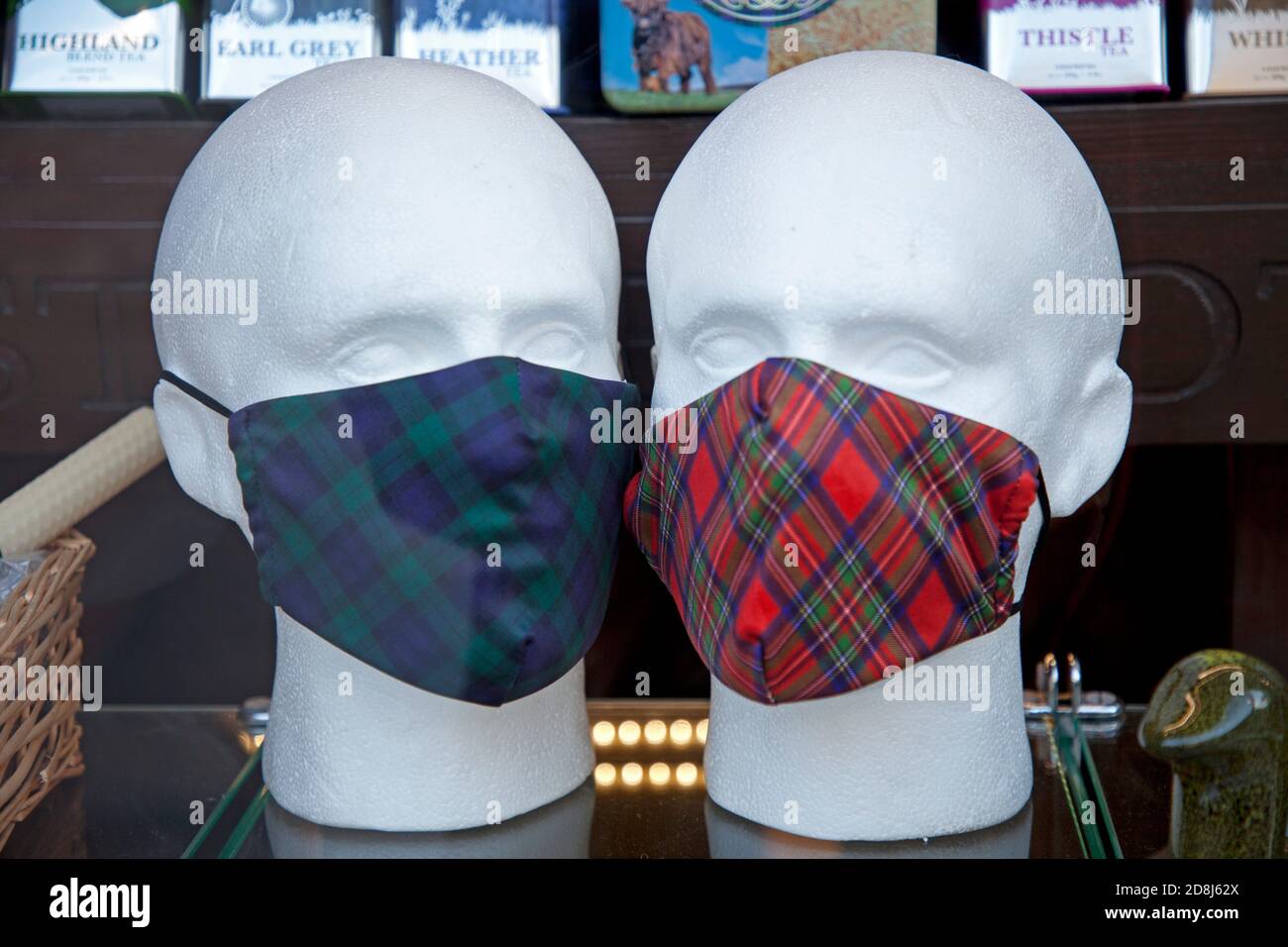 Centro di Edimburgo, Scozia, Regno Unito. 30 ottobre 2020. Maschere facciali in vendita. I pochi turisti che si trovano lì sono poco aperti per intrattenere nel centro della città con pub e ristoranti ancora chiusi a causa delle restrizioni Covid-19. Foto Stock
