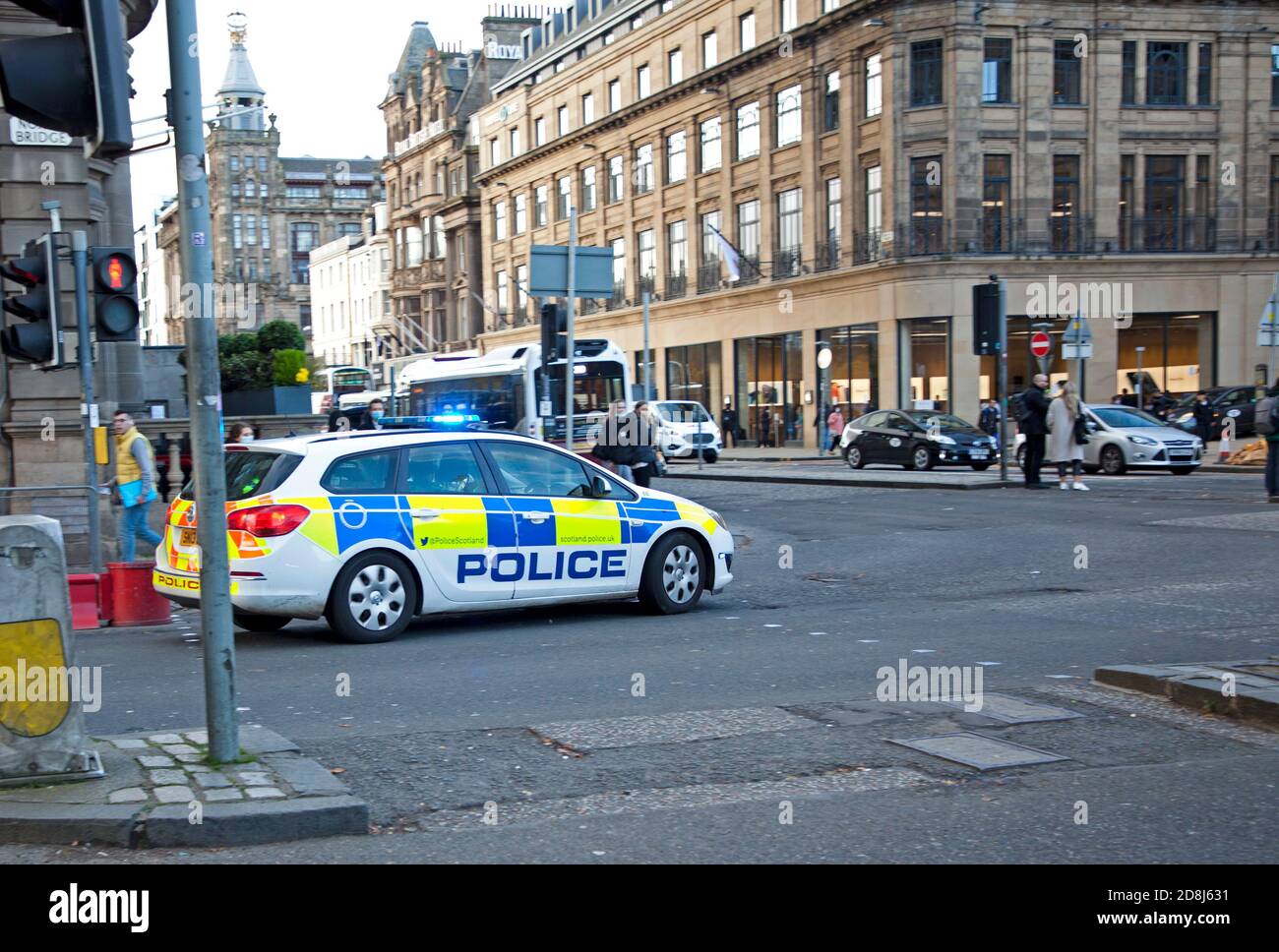 Centro di Edimburgo, Scozia, Regno Unito. 30 ottobre 2020.veicolo di polizia su chiamata di emergenza nel centro della città con pub e ristoranti ancora chiusi a causa delle restrizioni Covid-19. Foto Stock