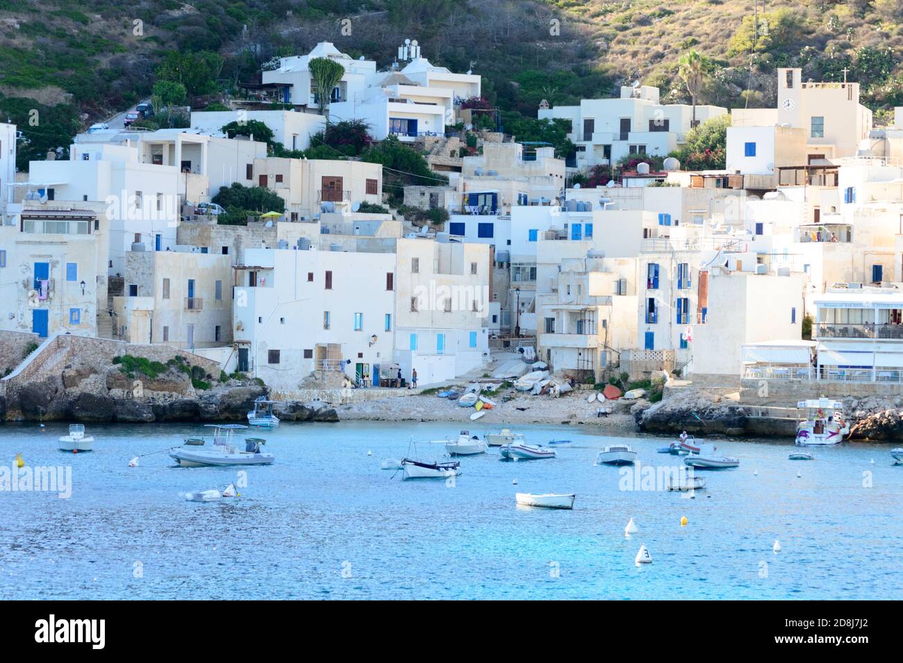 Isola di Levanzo, Sicilia, Italia, luglio 2020. Questa piccola cittadina di  mare nelle isole Egadi è meravigliosa con le sue case bianche e le finestre  blu Foto stock - Alamy