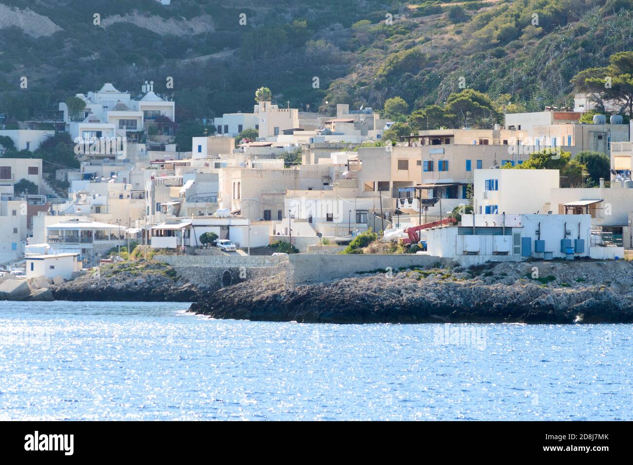 Isola di Levanzo, Sicilia, Italia, luglio 2020. Questa piccola cittadina di  mare nelle isole Egadi è meravigliosa con le sue case bianche e le finestre  blu Foto stock - Alamy