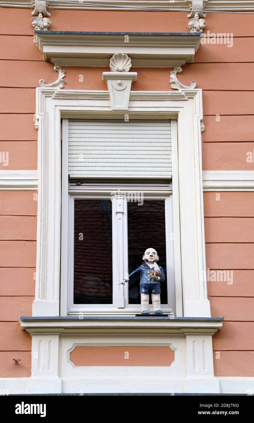 Uomo in ceramica in piedi su un davanzale a Maribor Foto Stock