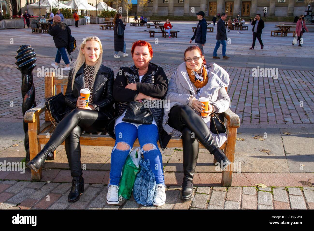 Dundee, Tayside, Scozia, Regno Unito. 30 ottobre 2020. Regno Unito Meteo: Sole autunnale con venti leggeri occasionali in tutto il Nord-Est della Scozia, temperature massime 13°C. Una donna polacca alla moda (Aleksandra Dabrowski) seduta su un sedile a destra con i suoi amici nel centro della città godendo della libertà di socializzare prima che le più dure restrizioni di blocco di livello 3 Covid-19 entrino in vigore a Dundee. Credit: Dundee Photographics/Alamy Live News Foto Stock