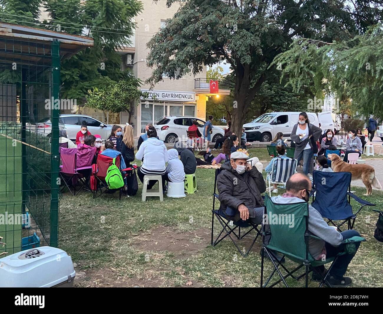 Istanbul. 30 Ott 2020. La gente prende i ripari fuori delle loro case dopo un terremoto forte nella provincia occidentale della Turchia di Smirne, 30 ottobre 2020. Almeno quattro persone sono state uccise e 120 altre sono state ferite dopo che un forte terremoto ha colpito il Mar Egeo al largo della provincia occidentale turca di Smirne venerdì, ha annunciato l'autorità turca per la gestione delle catastrofi e delle emergenze (AFAD). Il terremoto di 6.6 magnitudo, che si è sentito intensamente a Izmir, ha causato grande panico, secondo i rapporti stampa in Turchia. Credit: Xinhua/Alamy Live News Foto Stock