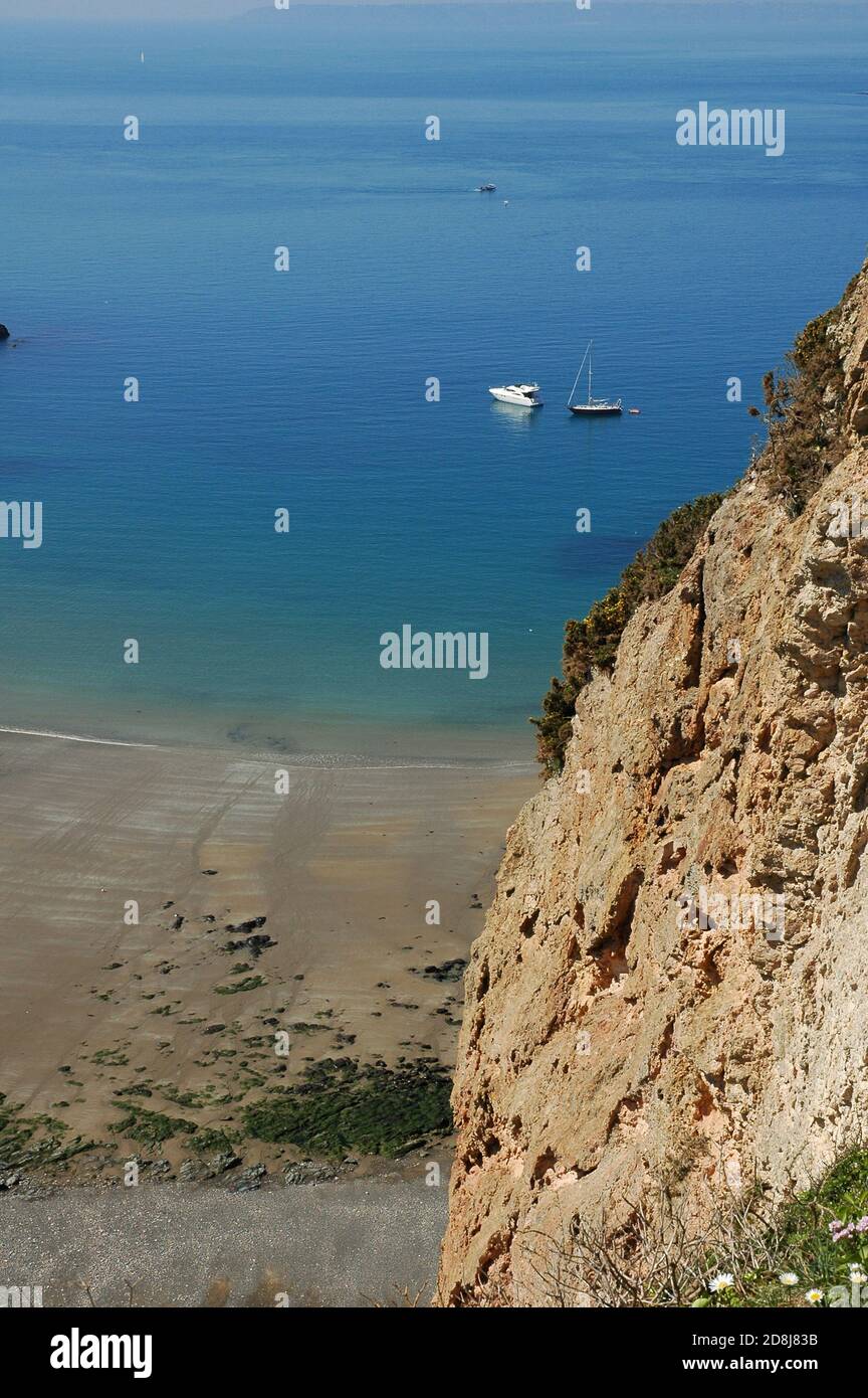 La Grande Greve. Spiaggia di sabbia sul lato ovest di la Coupée che unisce Little Sark a Sark. Isole del canale, aprile. Foto Stock