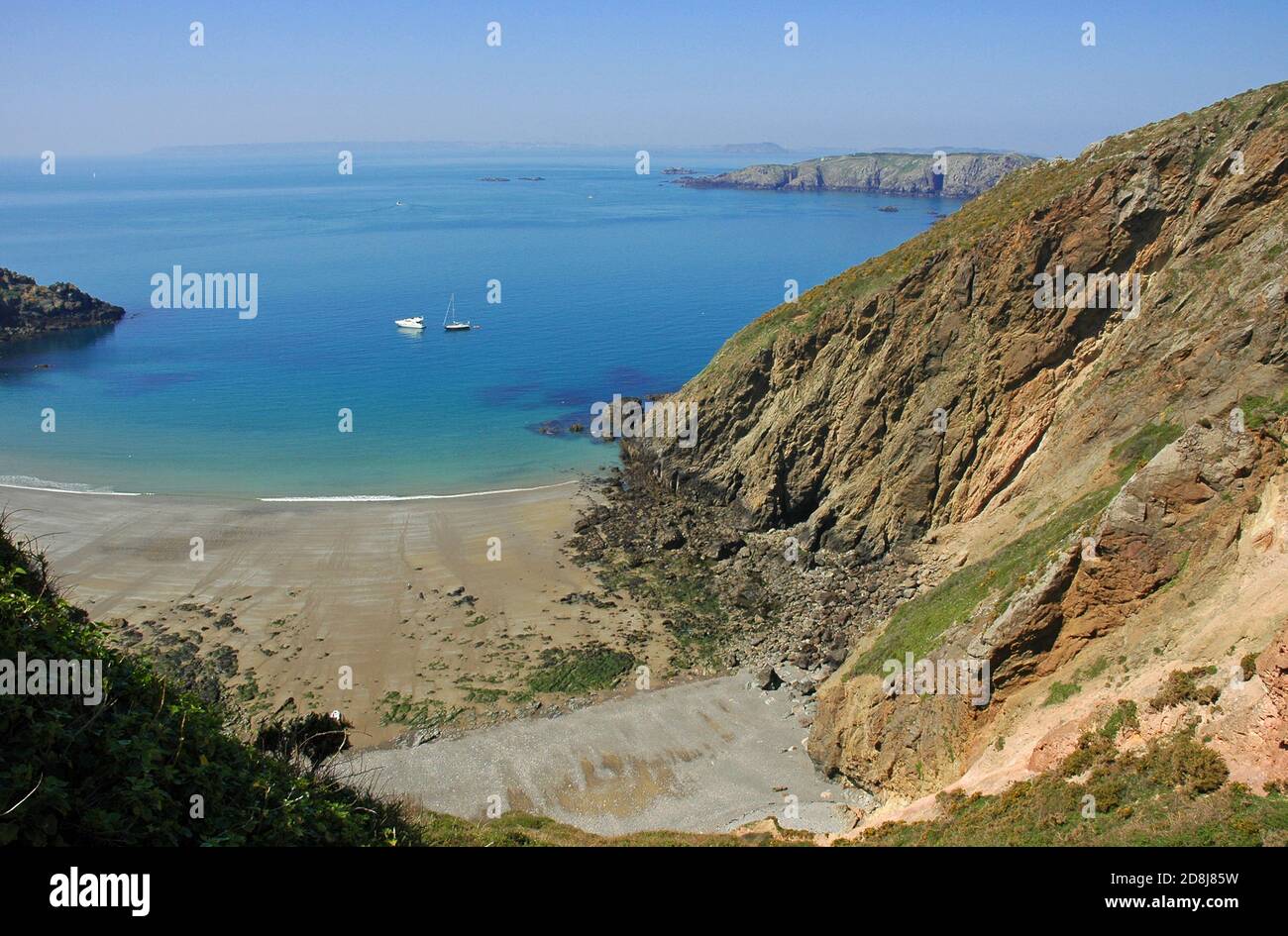 La Grand Greve, spiaggia sabbiosa sul lato ovest di la Coupée che unisce Little Sark a Sark, Isole del canale, aprile. Isola di Brecqhou in lontananza. Foto Stock