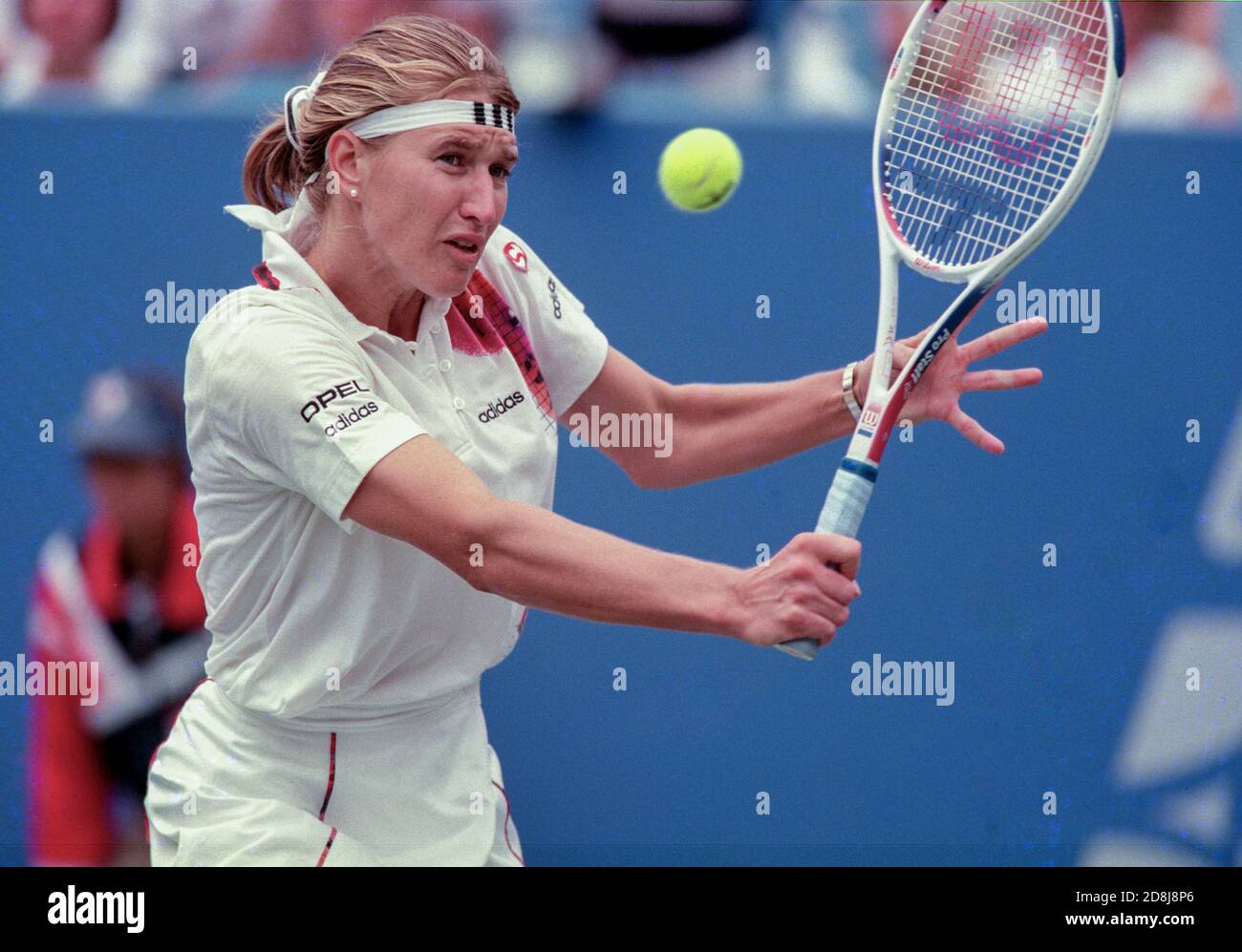 Il tennista professionista Steffi Graf raggiunge la palla da tennis durante le semifinali del torneo U.S. Open dell'8 settembre 1995 a New York. Foto di Francis Specker Foto Stock