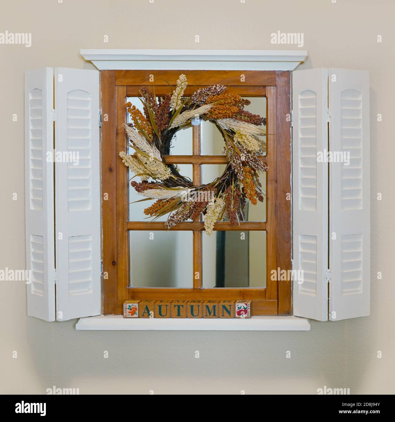 Decorazioni interne a tema autunnale con specchio a forma di casseruplica. Foto Stock