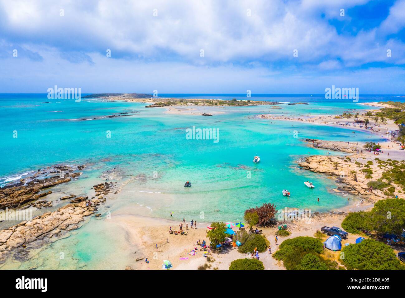 Spiaggia sabbiosa tropicale con acqua turchese, in Elafonisi, Creta, Grecia Foto Stock